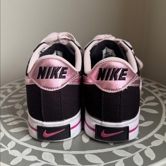 Nike Women's Black and Light Pink Sneakers sz 9 - Picture 3 of 9